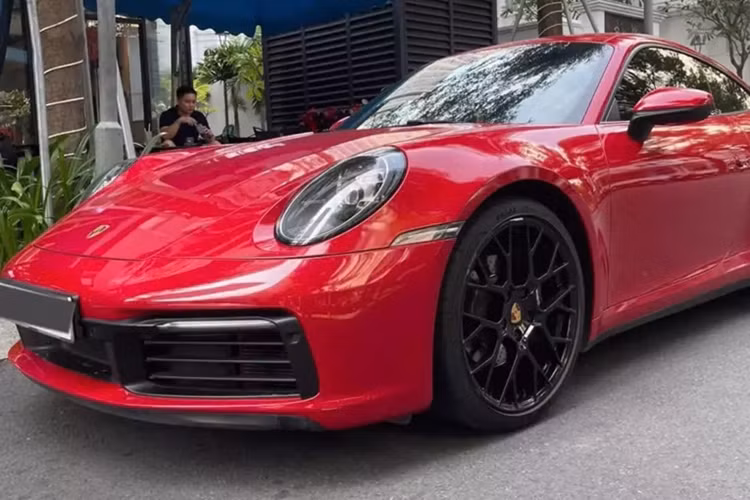 Vì vậy, cơn sốt săn lùng Porsche 911 992 bản cũ được các đại gia Việt đẩy lên cao trào, vì vậy mà có nhiều người sau vài tháng mua xe về chơi bán lại, không những lỗ mà còn lãi tình cảm, còn các thương lái cũng thành công trong việc chốt lời mẫu xe này.