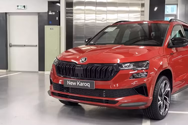Ngoài nâng cấp về mặt ngoại thất, Skoda Karoq mới ở thị trường Việt Nam còn có một đổi mới đáng giá khác, đó là sự xuất hiện của các tính năng an toàn chủ động ADAS như hệ thống kiểm soát hành trình cùng nhiều nâng cấp hiện đại hơn thế hệ hiện tại đang bán ở Việt Nam.