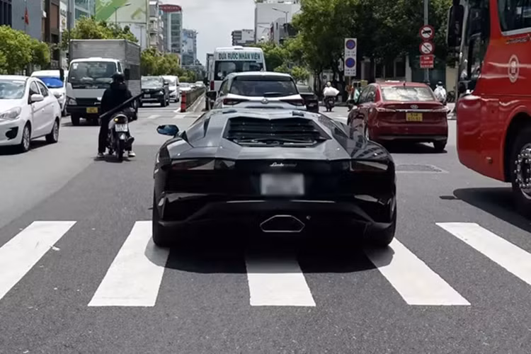 Được nhập về Việt Nam hơn 6 năm qua, nhưng rất ít khi chủ nhân của chiếc Lamborghini Aventador S màu đen này lái siêu bò ra đường. Xe được nhập khẩu chính hãng với giá 45 tỷ đồng, và mất gần 2 đến 3 năm để có thể hoàn thành xong các thủ tục lăn bánh cho xe.