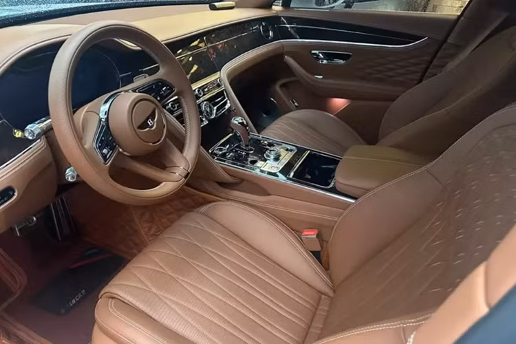 Chiếc xe siêu sang Bentley Flying Spur mà doanh nhân Tp.HCM mới bán lại đã trải qua thế hệ thứ 3 với nhiều sự thay đổi đáng giá ở ngoại thất từ đèn pha, đèn hậu đến thiết kế của xe.