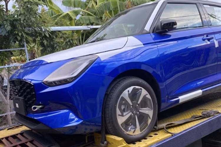 Vào tháng 9/2024, Suzuki Swift đã tạm thời biến mất khỏi danh mục sản phẩm tại Việt Nam do doanh số thấp, chỉ đạt trung bình khoảng 25 xe mỗi tháng trong năm 2023. Mẫu sedan cùng phân khúc là Suzuki Ciaz cũng đã ngừng phân phối.