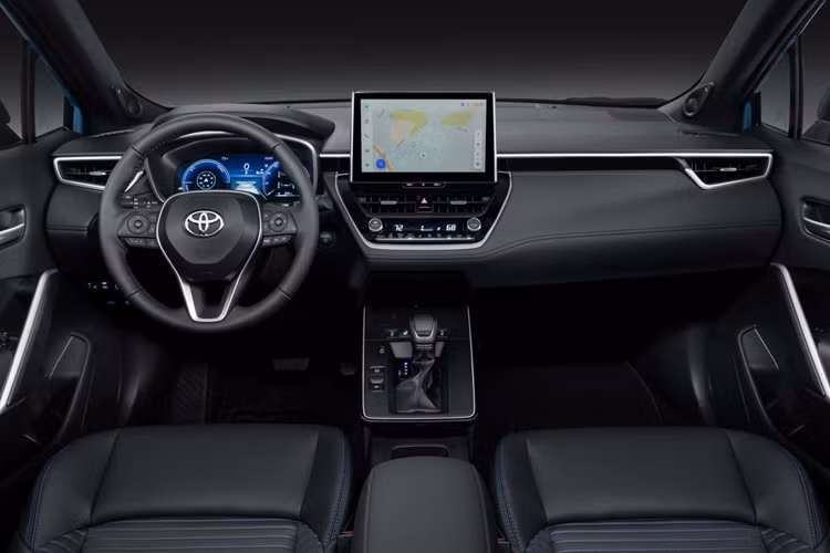 Toyota cũng định vị lại các nút bấm và cổng sạc, tách cần số khỏi giá để cốc, đồng thời loại bỏ một số chi tiết trang trí. Thay đổi nhỏ nhưng mang lại khác biệt khá lớn.Tại Mỹ, Toyota sẽ cung cấp 3 cấu hình tùy chọn cho Corolla Cross 2026 máy xăng, bao gồm: L, LE và XLE.