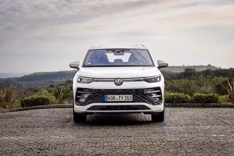 Phía sau mẫu SUV này cũng có dải đèn chạy ngang nắp ca-pô, tạo sự tương đồng với phía trước. Phiên bản R-Line cao cấp nhất được trang bị đèn pha LED ma trận với 19.200 đi-ốt đa điểm. Bên trong xe, Volkswagen Tayron có thiết kế mặt táp-lô dạng hình chữ nhật, tạo sự khác biệt với Tiguan.