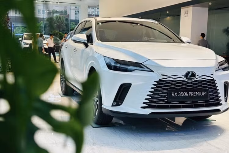 Lexus RX 350h được phân phối với hai phiên bản: Premium và Luxury, cùng mức giá lần lượt là 3,5 tỷ đồng và 4,33 tỷ đồng. Những chiếc xe đầu tiên đã nhanh chóng có mặt tại đại lý, sẵn sàng đến tay khách hàng.
