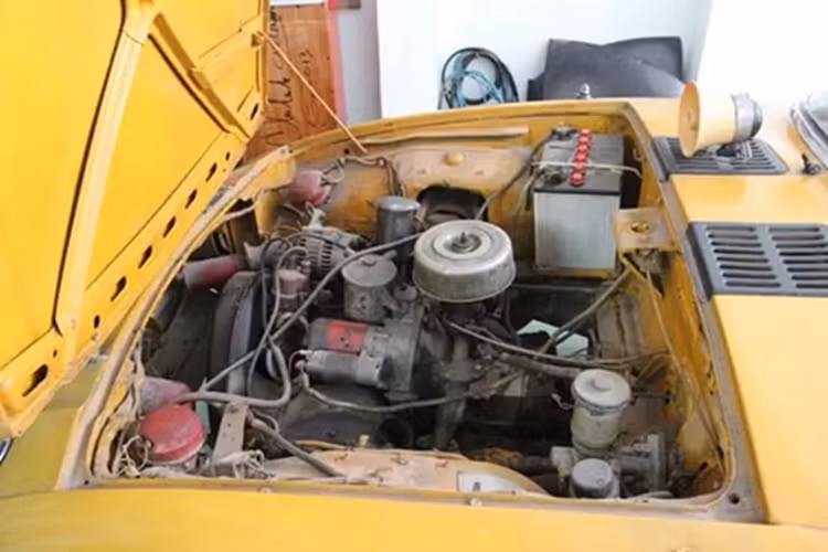 Nắp khoang động cơ của xe Toyota Sports 800 đặt trước, với bản lề nổi lên trên, mở ngược ra trước, khá thú vị. Mui xe theo phong cách rất quyến rũ, với tấm kính phía sau, giúp xem trọn nội thất, tạo ra khoảng trống cho đuôi xe.