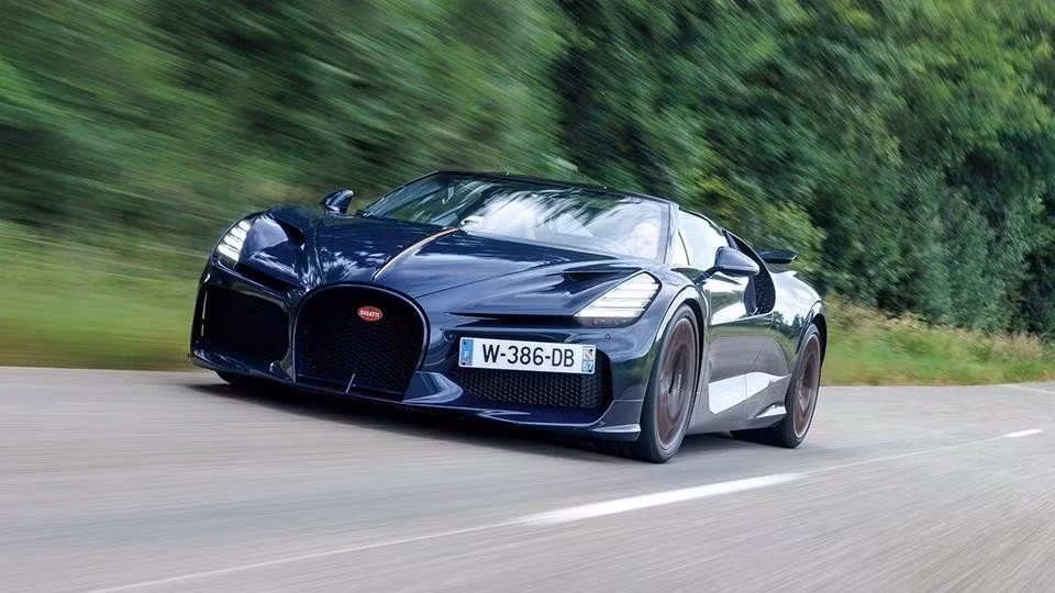 Bugatti Mistral là mẫu xe mui trần cuối cùng sử dụng động cơ W16 huyền thoại trước khi Bugatti chuyển sang kỷ nguyên điện hóa. Hãng đã thay đổi ngôn ngữ thiết kế để tối ưu khí động học, giúp xe đạt vận tốc 454 km/h ngay cả khi mở mui, với động cơ mạnh đến 1.210 mã lực khi mở mui. Ảnh: Daniel Wollstein, courtesy of Bugatti Automobiles S.A.S.