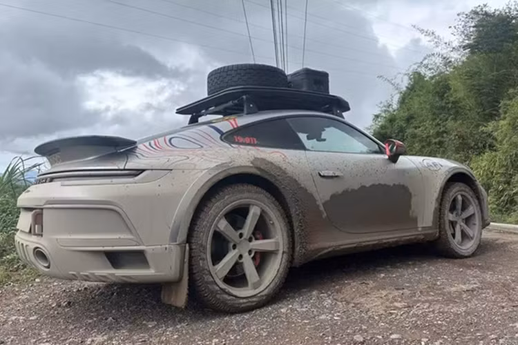 Trong hành trình từ Trung Quốc trở về Việt Nam, chủ nhân chiếc xe Porsche 911 Dakar đã có 1 chặng đường đáng nhớ khi ở địa phận nước bạn Lào, con đường quá xấu, kèm theo đó là xe tải lớn di chuyển nhiều khiến anh phải xào tay lái liên tục.