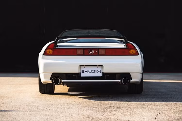 Chỉ “chưa tới” 140 chiếc NSX-R thế hệ thứ hai (NA) được đưa đến Mỹ từ tổng số 483 chiếc được sản xuất. Việc chiếc xe này chỉ chạy gần 16.000 km cho thấy chiếc xe dường như rất ít được lăn bánh trên đường.