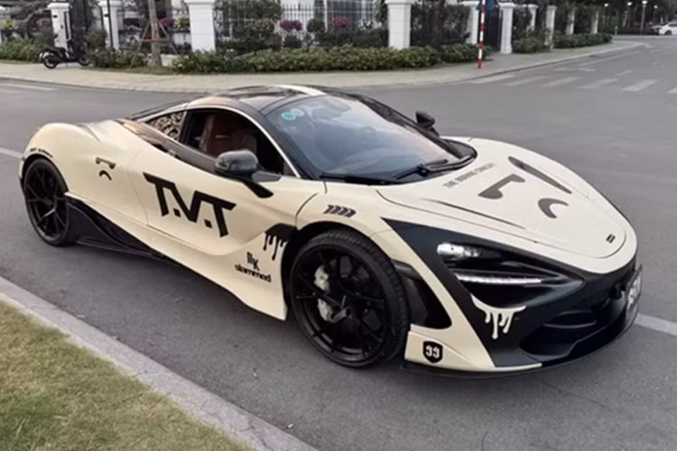 Chi tiết này được sơn đen tông xuyệt tông với kẹp phanh bên trong. Cuối cùng là việc lột xác nhẹ cho chiếc siêu xe McLaren 720S này bằng bộ khuếch tán lớn, khá hầm hố, cản sau sử dụng carbon của TopCar, thay vì dạng vật liệu composite nhẹ của nguyên bản, giúp tổng thể xe hài hòa hơn.