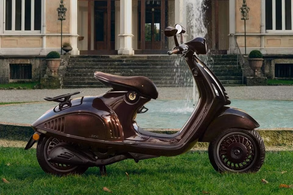 Để đánh dấu con giáp của năm nay, tập đoàn Piaggio đã giới thiệu chiếc Vespa 946 Horse. Trước đó, hãng đã ra mắt các phiên bản dành cho năm Thỏ, Rồng và Rắn.