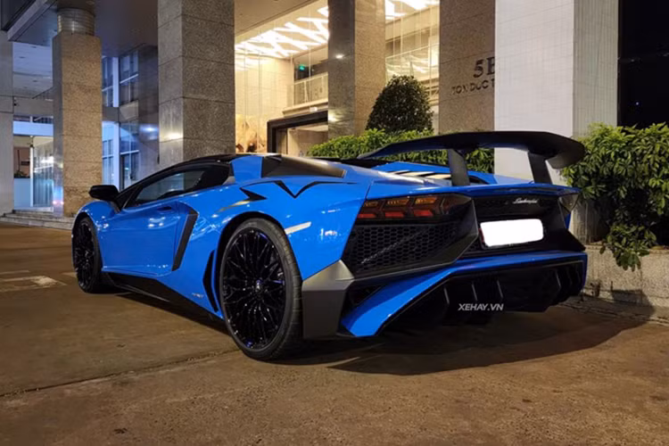 Lamborghini Aventador SV Roadster được trang bị động cơ V12 hút khí tự nhiên dung tích 6.5L, cho công suất 740 mã lực và mô-men xoắn cực đại 690 Nm.
