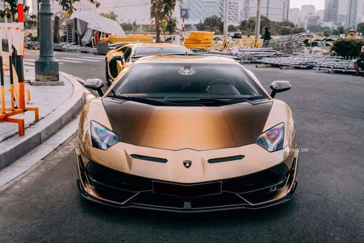 Còn chiếc Ferrari F8 Spider là của vợ chồng 1 đại gia đến từ tỉnh thành Tây Nguyên, xe được độ bộ body kit Novitec hoàn toàn làm từ carbon, điều này giúp cho ốp hốc gió trên nắp capô, cản trước, nẹp sườn, cản sau và vỏ gương hoàn toàn mới từ bản độ chủ yếu từ sợi carbon. Sau cùng là cánh gió đuôi cố định, giúp xe tăng thêm lực ép xuống mặt đường. Chưa hết, xe còn lên bộ mâm độ đa chấu, mạ crôm sáng bóng.