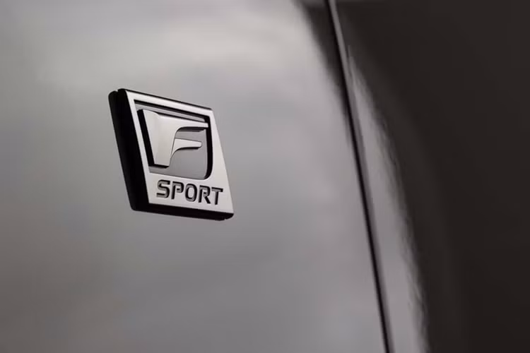 Bánh trước IS 500 Ultimate Edition trang bị kẹp phanh 6 pit-tông nhôm Brembo kết hợp với má phanh hiệu suất cao và đĩa phanh thông gió 380mm. Kẹp phanh hoàn thiện màu đỏ nhấn mạnh hiệu suất và theo đuổi phong cách thể thao mạnh mẽ.