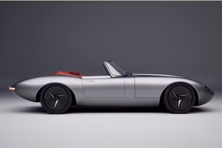 Jaguar E-Type được ông chủ của Ferrari - Enzo Ferrari ca ngợi là một trong những chiếc xe đẹp nhất từng được chế tạo, Jaguar E-Type (hay XKE) mang vẻ đẹp trường tồn. Việc tái thiết kế biểu tượng như vậy đòi hỏi sự táo bạo, nhưng với kinh nghiệm của Callum, bản concept này đã thành công rực rỡ.