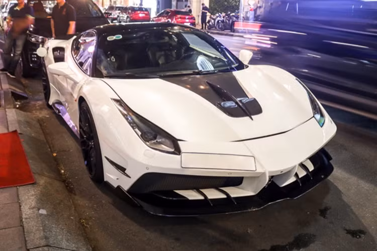 Kết hợp cùng hộp số ly hợp kép 7 tốc độ, nhờ đó, siêu xe Ferrari 488 GTB chỉ mất khoảng thời gian 3 giây để đua nước rút từ vị trí xuất phát lên 100 km/h trước khi đạt vận tốc tối đa 330 km/h.