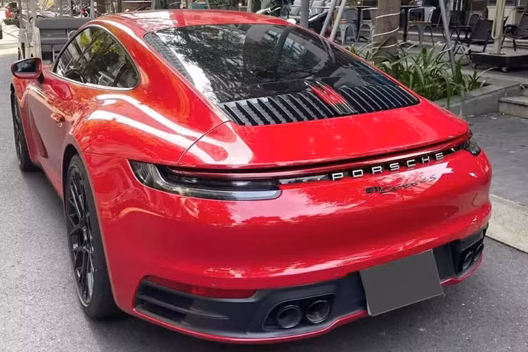 Porsche 911 thế hệ 992.1 được trang bị động cơ 6 xi-lanh, dung tích 3.0 lít, tăng áp kép, sản sinh công suất tối đa 385 mã lực, tăng 15 mã lực so với thế hệ cũ. Porsche 911 Carrera giờ đây chỉ mất thời gian 3,7 giây để có thể tăng tốc từ vị trí xuất phát lên 100 km/h trước khi đạt vận tốc tối đa 308 km/h.
