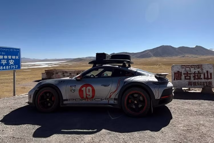 Khi nhận bàn giao xe, chiếc xe thể thao giới hạn Porsche 911 Dakar đầu tiên về Việt Nam đã được lên bộ tem mới với tông màu đỏ và vàng làm điểm nhấn, trên nền sơn bạc GT Silver Metallic nguyên bản của xe, 2 bên cửa và nắp khoang hành lý phía trước được dán thêm con số 19.
