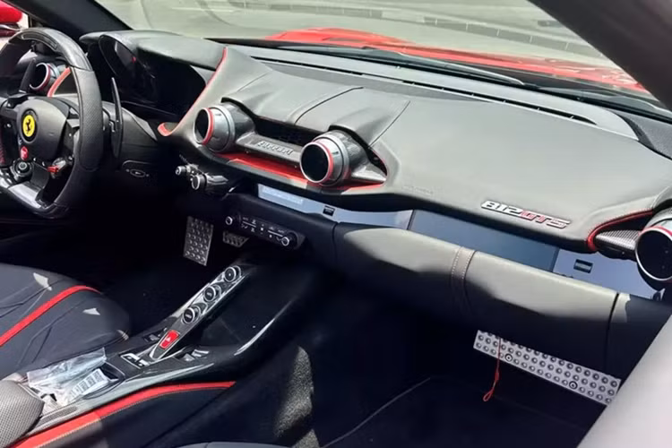Tại thời điểm ra mắt, siêu xe mui trần Ferrari 812 GTS có giá bán trên 450.000 đô la, tương đương 10,5 tỷ đồng nhưng hiện tại, các xe cũ đã đều tăng giá từ 100.000 đô la đến 250.000 đô la, tùy theo độ mới, xe có option ra sao.