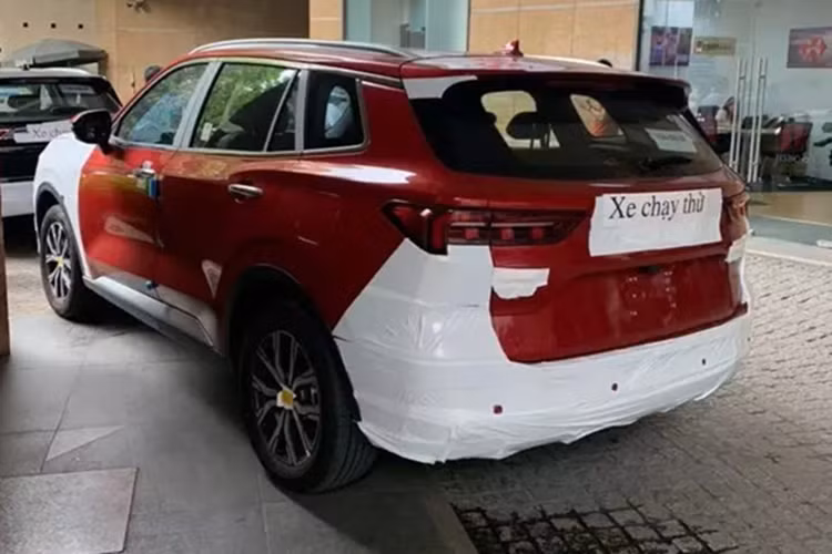 Như thông tin đã đưa, ở phiên bản nâng cấp, mẫu SUV cỡ C nhà Ford đã được cải tiến thiết kế ngoại thất. Cụ thể hơn, xe sở hữu một số chi tiết ngoại thất mới như lưới tản nhiệt tổ ong không viền mới, được sơn màu đen bóng. Xung quanh lưới tản nhiệt là các chi tiết ốp màu đen bóng mới, kéo dài xuống cản trước.
