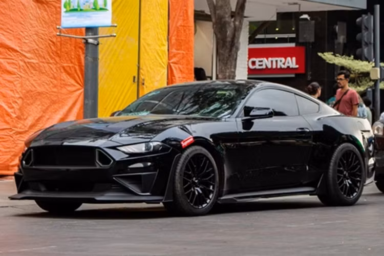 Ford Mustang GT được trang bị đến loại động cơ V8, dung tích 5.0 lít, hút khí tự nhiên, sản sinh công suất tối đa 460 mã lực và mô-men xoắn cực đại 569 Nm.