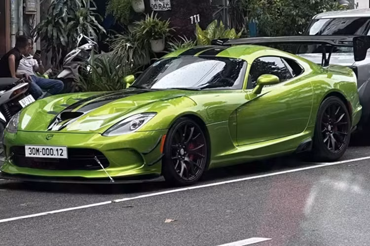 Dodge Viper tại Việt Nam được xem là 1 trong các xe thể thao mạnh nhất thế giới và có ít nhất 2 chiếc đã được mang về Việt Nam, trong đó, mới nhất là Dodge Viper ACR được chào bán trên 20 tỷ đồng, đắt đỏ ngang với 1 số siêu xe đình đám hiện nay.