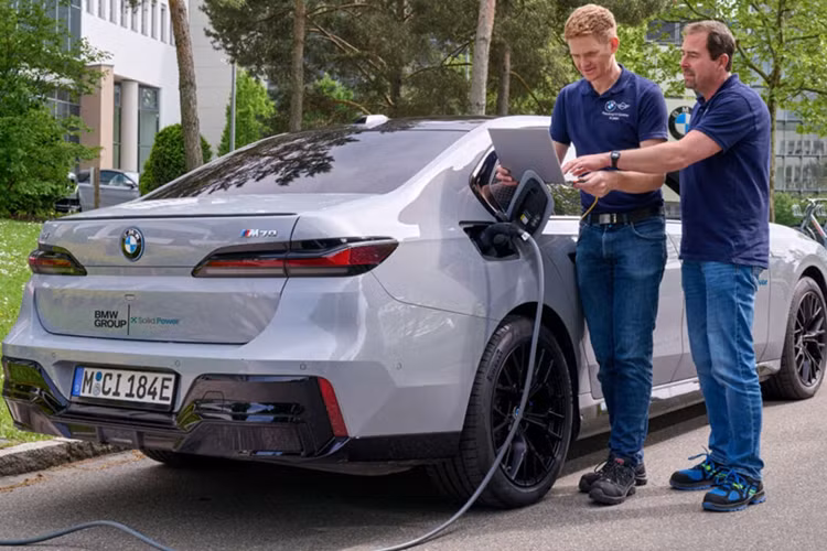 Cả hai bên đã đồng ý tăng cường quan hệ đối tác của họ vào cuối năm 2022, khi BMW sẽ vận hành một dây chuyền nguyên mẫu pin rắn tại CMCC (Trung tâm năng lực sản xuất pin) ở Parsdorf.