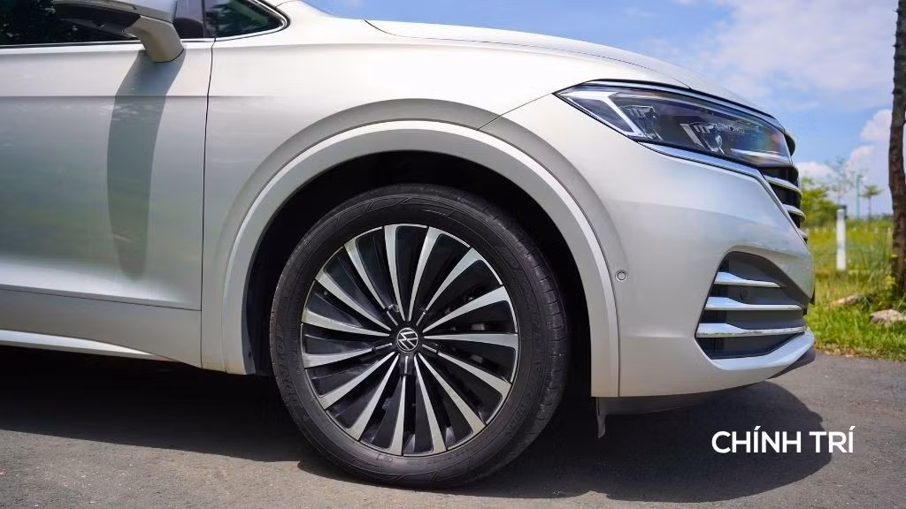 Xe sử dụng bộ mâm từ 19 inch đi cùng bản lốp cỡ lớn 235/55. Sự tối giản này giúp tổng thể xe luôn giữ vẻ sang trọng, kín đáo và đúng chất "xe dành cho người chững chạc".