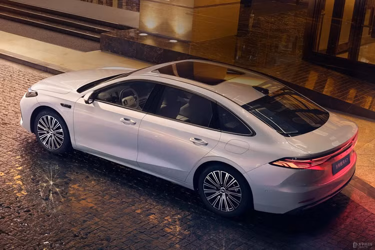 Phạm vi di chuyển thuần điện Geely Galaxy A7 từ 55 km hoặc 120 km. Theo Geely, chiếc sedan tiêu thụ nhiên liệu 2L/100 km và có thể di chuyển tối đa 2.100 km khi đầy đủ nhiên liệu.