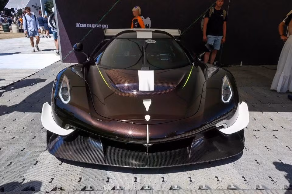 Được phát triển từ Jesko Attack, Koenigsegg Sadair’s Spear sở hữu gói ngoại thất khí động học mạnh mẽ hơn với mức giá khởi điểm từ 5,2 triệu USD.
