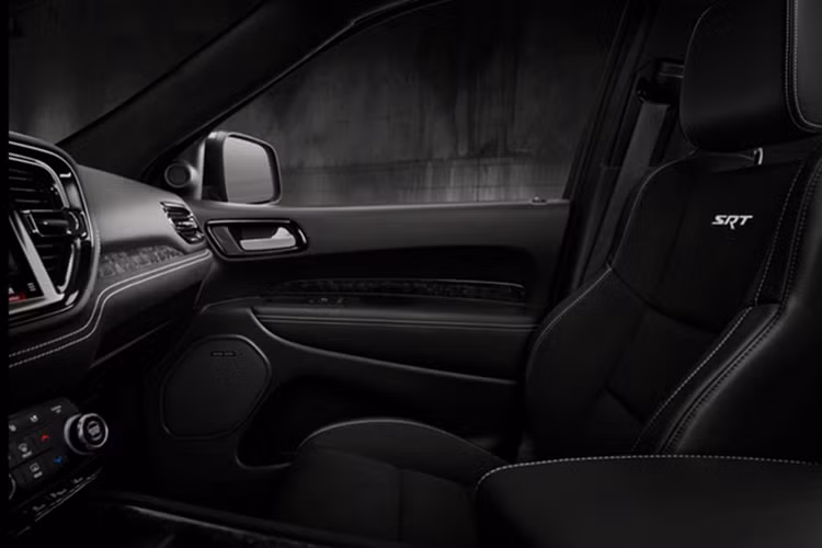 Bên cạnh mẫu xe hiệu suất cao, Dodge công bố thông tin chi tiết về toàn bộ dòng Durango 2026, gồm phiên bản GT với động cơ V6 3.6L Pentastar (công suất 295 mã lực và mô-men xoắn 352 Nm), phiên bản R/T với động cơ V8 5.7L Hemi (công suất 360 mã lực và mô-men xoắn 529 Nm).