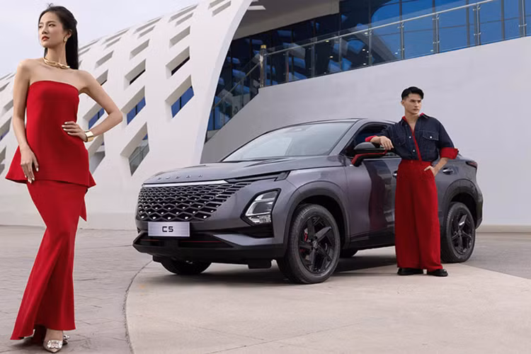 Tiếp đến là các quà tặng khác dành cho khách hàng mua Omoda C5, bao gồm 1 năm bảo hiểm vật chất, 2 năm bảo dưỡng miễn phí hoặc 20.000 km cùng gói phụ kiện bao gồm camera hành trình và phim cách nhiệt. Tổng giá trị ưu đãi lên đến 23 triệu đồng.