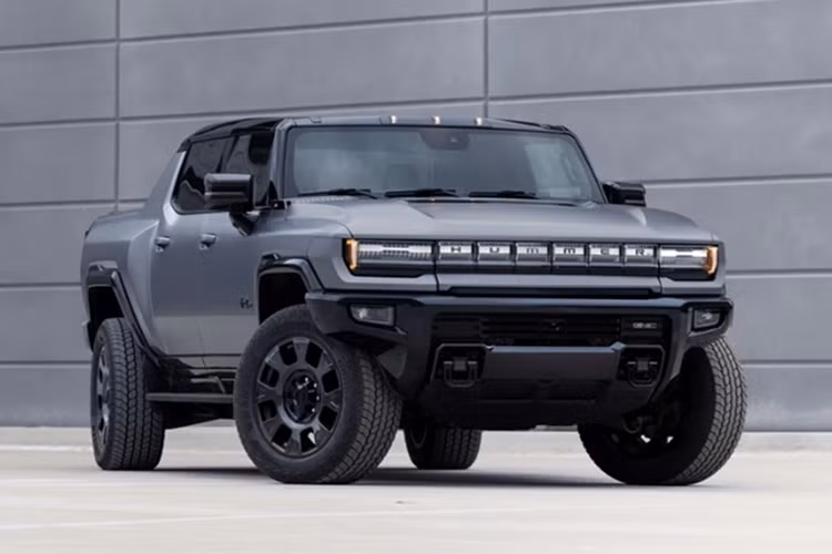 Theo đó, GMC Hummer EV Carbon Fiber Edition 2026 mới không chỉ gây ấn tượng với ngoại hình hầm hố, vật liệu cao cấp mà còn sở hữu những nâng cấp vận hành đáng chú ý, đặc biệt trong thời điểm đầu mở bán.