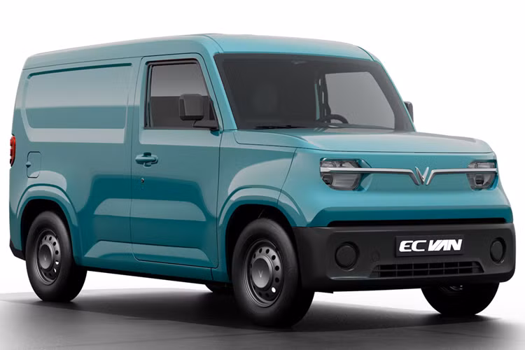 VinFast EC Van (E-City Van) có kích thước dài x rộng x cao là 3.767 x 1.680 x 1.790 mm, chiều dài cơ sở 2.520 mm, phù hợp với nhiều điều kiện giao thông. Xe có thiết kế 2 chỗ ngồi và khoang chở hàng phía sau với dung tích 2.600 lít, tải trọng trên 600 kg.