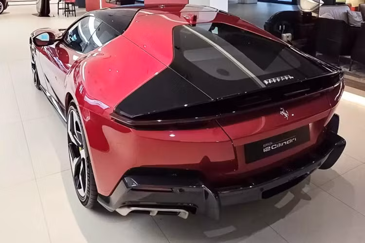 Theo đó đại lý đầu tiên ở Asean được vinh dự cung cấp suất giao hàng xe Ferrari 12Cilindri là Ferrari Singapore, 1 trong những đại lý bán xe Ferrari ấn tượng nhất tại châu Á. Ngoại thất chiếc xe Ferrari 12Cilindri này có màu đỏ kết hợp nhiều chi tiết carbon hoặc sơn đen, nội thất xe có tông màu tối.