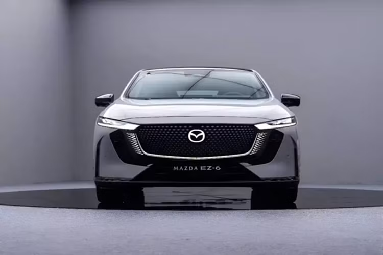EZ-6 Sports Edition được phát triển với sự đóng góp từ các đội ngũ của Mazda tại Nhật Bản, Trung Quốc và châu Âu. Xe là sự kết hợp giữa phong cách thiết kế đặc trưng với hai tùy chọn động cơ điện hóa.