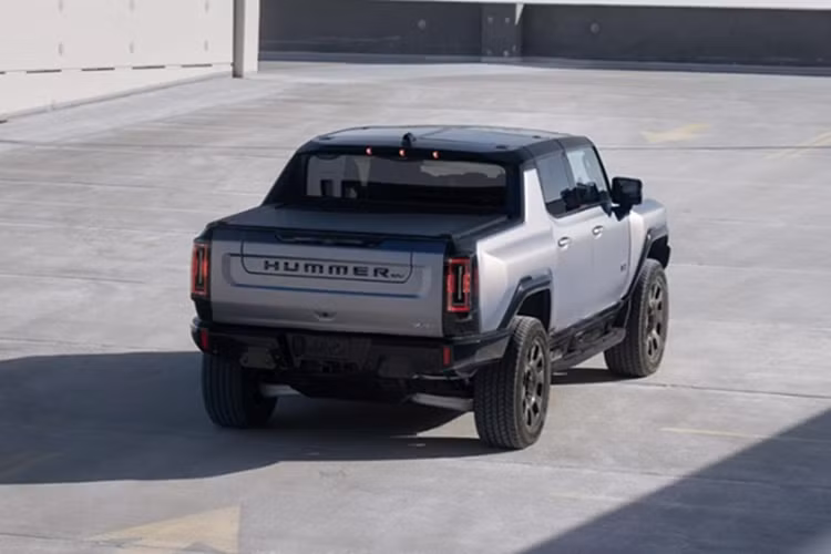 Dựa trên biến thể Hummer EV 3ˣ với gói pin điện 24 module, GMC Hummer EV Carbon Fiber Edition Pickup có công suất cực đại lên đến 1.178 mã lực và mô-men xoắn 17.626 Nm. Xe có khả năng tăng tốc từ 0 - 97 km/h chỉ trong 2,8 giây với chức năng tăng tốc Watts to Freedom.