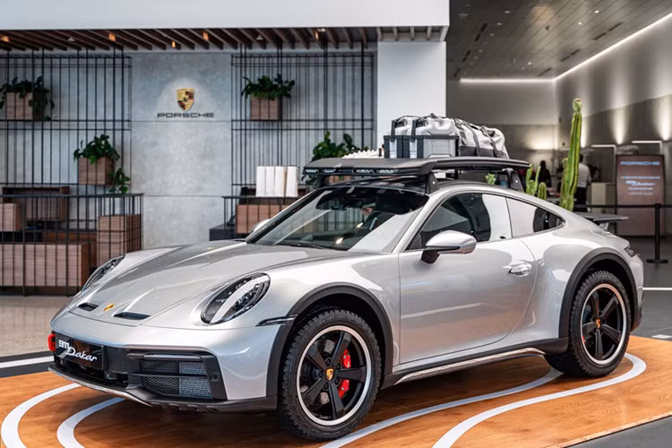 Khi nhận bàn giao xe, chiếc xe thể thao giới hạn Porsche 911 Dakar đầu tiên về Việt Nam đã được lên bộ tem mới với tông màu đỏ và vàng làm điểm nhấn, trên nền sơn bạc GT Silver Metallic nguyên bản của xe, 2 bên cửa và nắp khoang hành lý phía trước được dán thêm con số 19.