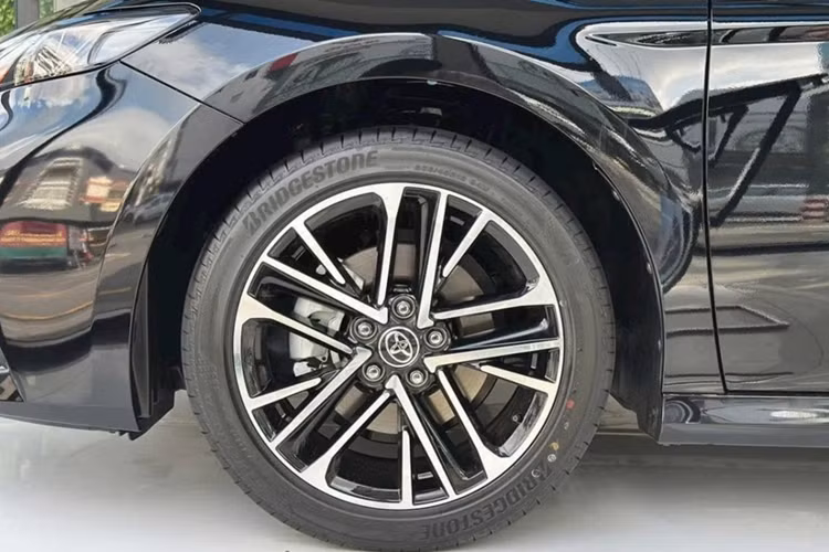 Dù đã ưu đãi sâu, Toyota Camry vẫn có giá bán cao hơn đáng kể so với đối thủ Mazda6. Hiện tại, phiên bản cao cấp nhất của Mazda6 có giá niêm yết chỉ 899 triệu đồng, thấp hơn gần 450 triệu đồng so với bản Camry hybrid.
