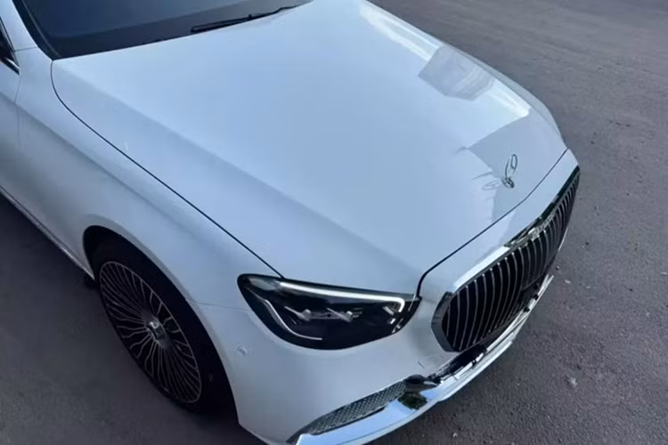 Mới nhất, 1 người chơi xe ở Nghệ An đã chi vài chục triệu đồng để nâng cấp ngoại hình chiếc Mercedes-Benz E-Class từ 1 chiếc sedan hạng sang tầm trung lên bản Mercedes-Maybach S-Class, với thiết kế lạ mắt.