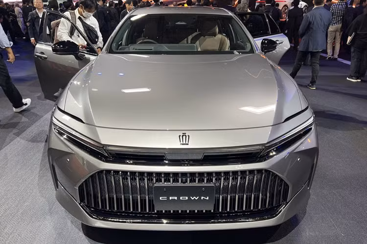 Ngoài Toyota Crown, một số mẫu xe khác cũng được NASVA đánh giá cao trong năm 2024 như Mazda CX-80 và Honda Civic (cùng đạt 94% tổng điểm), Honda WR-V và Freed (90%) và Suzuki Fronx (84%). Trong đó, hai mẫu xe cuối cùng được xếp hạng an toàn 4 sao, các mẫu còn lại đạt chuẩn 5 sao.