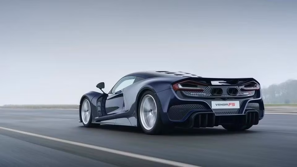 Kế thừa tinh hoa từ Venom GT, Bugatti Venom F5 sở hữu động cơ V8 6.6L tăng áp kép sản sinh 1.817 mã lực. Với trọng lượng chỉ hơn 1,3 tấn, mẫu ôtô này có khả năng tăng tốc 0-100 km/h dưới 2 giây. Tên gọi F5 được đặt theo cấp độ cao nhất của lốc xoáy trên thang đo Fujita. Ảnh: Dean Smith, courtesy of Hennessey Performance Engineering.