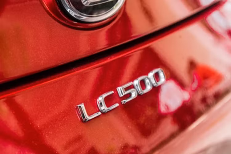 Lexus LC 500 được trang bị khối động cơ xăng V8, dung tích 5.0 lít, hút khí tự nhiên, 32 van, sản sinh công suất tối đa 471 mã lực tại vòng tua máy 7.100 vòng/phút và mô-men xoắn cực đại 540 Nm tại vòng tua máy 4.800 vòng/phút.