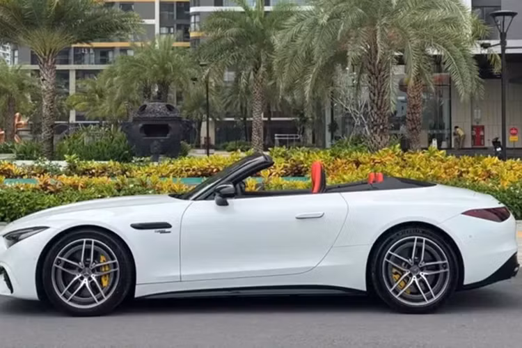 Ngoại thất chiếc Mercedes-AMG SL43 này có màu trắng, nội thất màu đỏ, với odo chỉ hơn 2.000 km, độ mới của chiếc xe không có gì bàn tán. Tại Việt Nam, Mercedes-AMG SL43 có giá bán chính hãng gần 7 tỷ đồng, chưa bao gồm các chi phí lăn bánh có thể khiến xe sau khi hoàn thành các thủ tục lên đến gần 8 tỷ đồng.