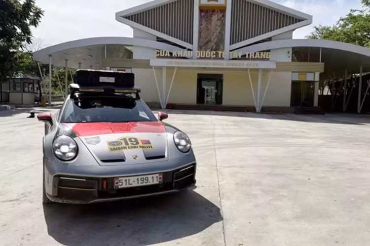 Sau 2 tháng 5 ngày, chiếc xe thể thao Porsche 911 Dakar đã về đến Việt Nam khi đặt chân qua cửa khẩu Tây Trang, cửa khẩu quốc tế tại vùng đất bản Ka Hâu xã Na Ư, huyện Điện Biên, tỉnh Điện Biên. Sau đó, chủ xe đã lái hơn 1.000 km để về đến Đà Nẵng nghỉ ngơi và sẽ sớm về Tp.HCM.