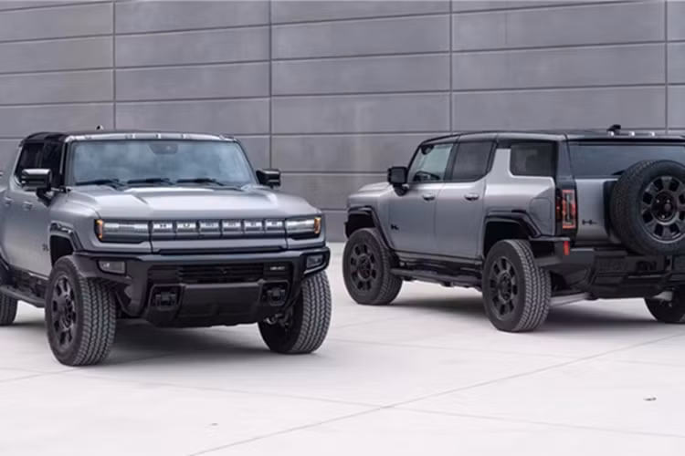 Điểm nổi bật của Hummer EV Carbon Fiber Edition nằm ở lớp sơn xám nhám Magnus Gray Matte độc quyền, đi kèm nhiều chi tiết tối màu nhằm nhấn mạnh chất thể thao. Nắp gương chiếu hậu, ốp hông xe và cả bánh dự phòng (trên bản SUV) đều được chế tạo từ sợi carbon, tạo điểm nhấn vừa hiện đại vừa cao cấp.