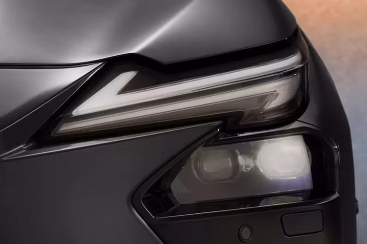 Trước đây, nhiều người cho rằng Lexus ES chưa từng thực sự phù hợp với gu của thị trường châu Âu. Ở thế hệ mới, xe đã được thiết kế lại toàn diện nhằm nâng cao sức hút. Ngoại thất mang phong cách tươi mới và hiện đại hơn với lưới tản nhiệt hình con suốt sơn cùng màu thân xe hay đèn pha hình chữ "L" sắc nét, thanh mảnh hơn.