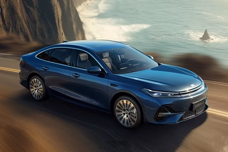 Tập đoàn Geely chính thức ra mắt chiếc sedan hạng trung mang tên Galaxy A7 hoàn toàn mới với công nghệ PHEV tiên tiến cùng mức giá hấp dẫn trong phân khúc. Tại Trung Quốc, Geely Galaxy A7 là đối thủ với các mẫu xe thuộc sedan cỡ D như BYD Seal 06, BYD Qin L, Toyota Camry hay Honda Accord...