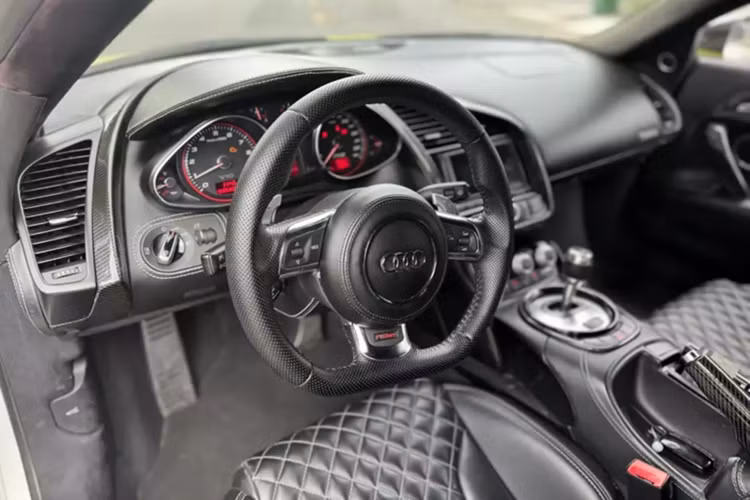 Bộ body kit của hãng Regula mang đến cho dòng siêu xe Audi R8 đời cũ này mặt tiền hầm hố hơn so với xe nguyên bản. Trong đó, lưới tản nhiệt hai bên hông của Audi R8 độ body kit Regula không đơn thuần chỉ là 3 thanh ngang xếp chồng lên nhau, thay vào đó là hốc gió được mở rộng thêm và có lưới tản nhiệt hình tổ ong được sơn đen mờ.