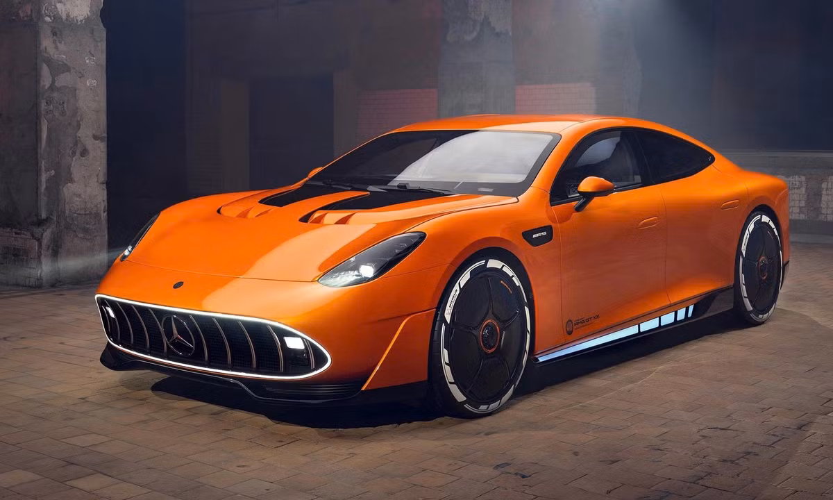 GT XX Concept gây ấn tượng mạnh với ngoại hình đậm chất viễn tưởng. Nước sơn cam chói lọi gợi nhớ về mẫu xe huyền thoại Mercedes C111, cùng thân xe liền khối, vuốt mượt mang đậm ngôn ngữ thiết kế AMG tương lai.