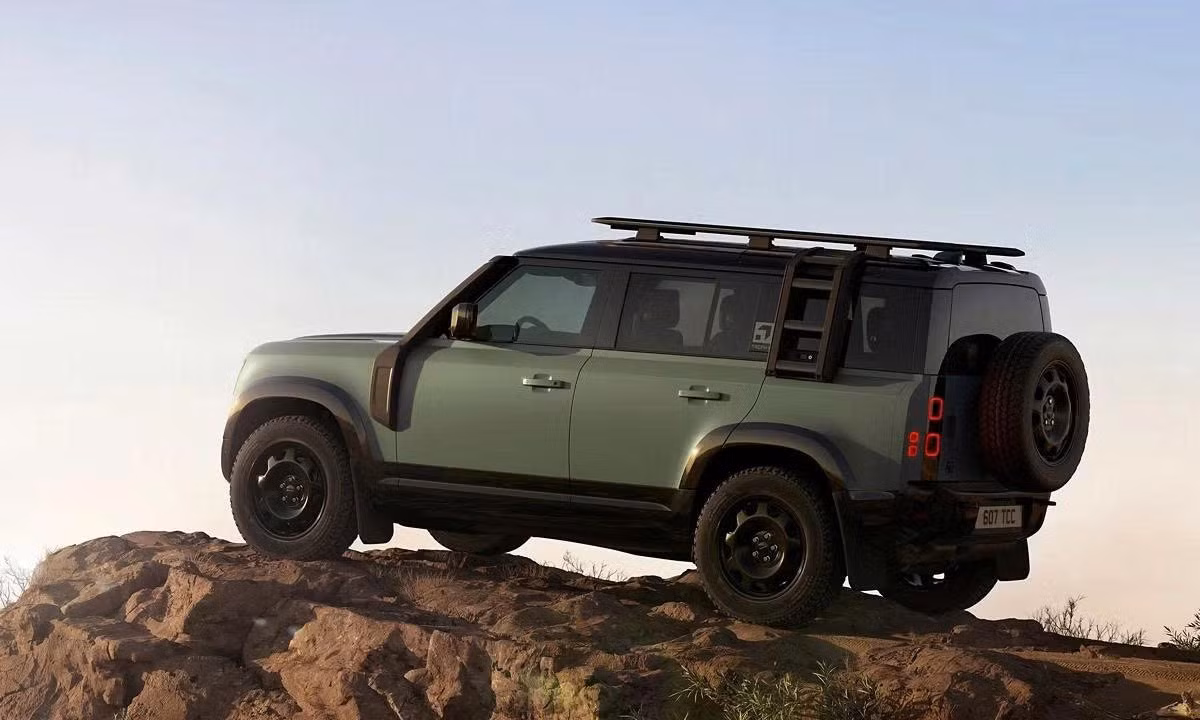 Defender 110 Trophy Edition mang đến 4 tuỳ chọn động cơ, tất cả đều kết hợp hộp số tự động ZF 8 cấp và hệ dẫn động 4 bánh toàn thời gian: Động cơ diesel 3.0L I6 MHEV, công suất 425 mã lực. Động cơ xăng 3.0L I6 MHEV, công suất 425 mã lực. Động cơ xăng 2.0L I4 PHEV, công suất 398 mã lực. Động cơ xăng 2.0L I4 PHEV, công suất 345 mã lực